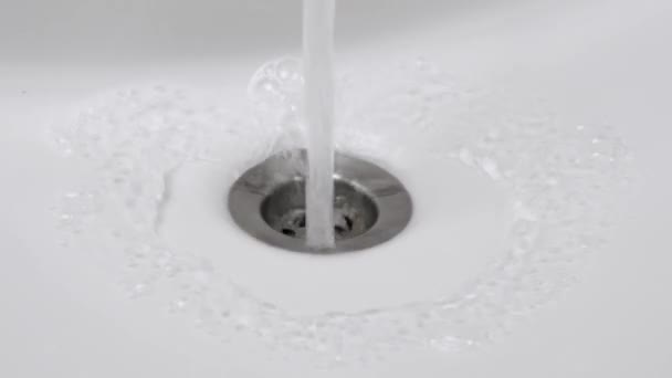 Νερό Τρέχει Νεροχύτη Μπάνιου Έννοια Απώλειας Οικονομίας Και Πόρων — Αρχείο Βίντεο