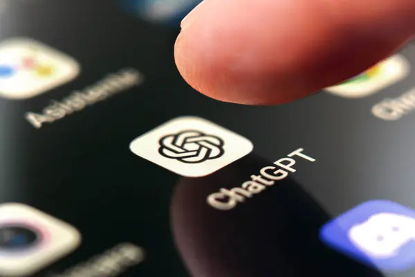 Oviedo, İspanya - 13 Aralık 2023: ChatGPT uygulaması simgesi akıllı telefon ekranında parmak şıklatmalı. Cep telefonundaki yapay zeka sohbet robotu servisi. Makro çekim
