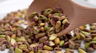 Ahşap kaşıkta fıstık kabuğu. Yaklaş. Çiğ kurumuş çekirdekler