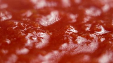 Kırmızı ev yapımı domates sosu. Geleneksel İtalyan mutfağı. Kapatın. Döndürme