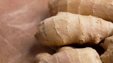 Zencefil kökleri dükkanda. Alternatif bitkisel ilaç malzemesi. Makro atış. Döndürme