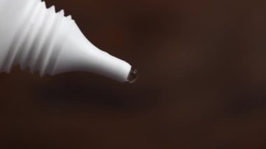 Şeffaf anestezik tıbbi jel iyice sıkıştırılır. Cilt bakımı tıbbi konsepti
