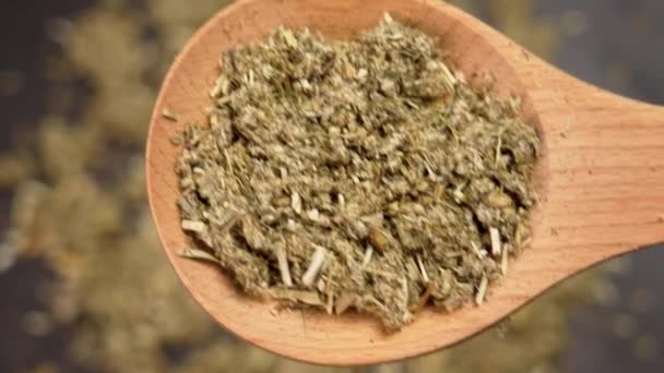 在乡村汤匙中烘干的青蒿或普通的木耳草本植物 草药成分 — 图库视频影像