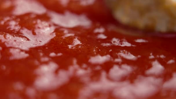 Ανακατεύοντας Μαγειρεύοντας Φρέσκια Σάλτσα Ντομάτας Παραδοσιακή Ιταλική Συνταγή Κλείσε Περιστροφή — Αρχείο Βίντεο