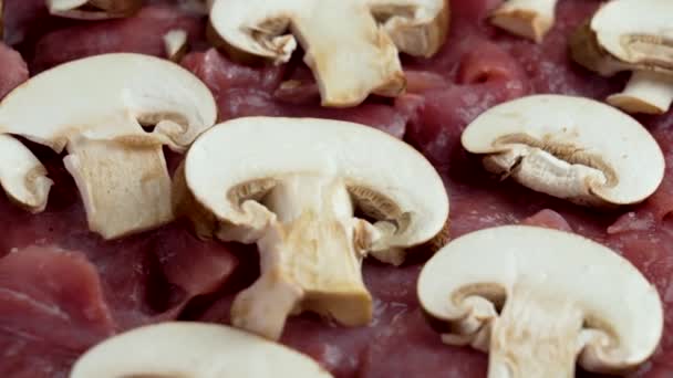 Champiñones Portobello Rodajas Crudas Sobre Filetes Carne Cerdo Sin Cocer — Vídeos de Stock