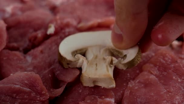 Camada Cogumelos Portobello Fatiados Crus Filetes Carne Porco Não Cozidos — Vídeo de Stock