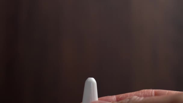 Распыление Назального Лекарственного Спрея Белой Пластиковой Бутылки Вблизи — стоковое видео