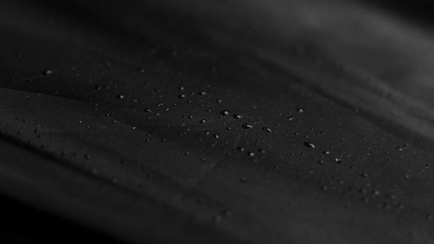 Дощ Чорному Матеріалі Закритої Парасольки Вологий Темний Текстиль Краплями Води — стокове відео
