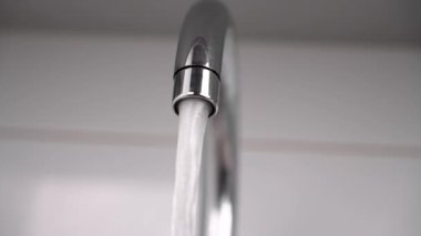 Mutfak musluğunu açıp musluktan temiz içme suyu akışını filtre havalandırmasıyla kapatıyorum.