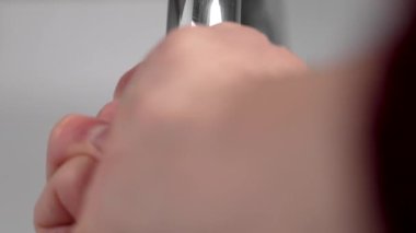 Mutfak musluğunu hasarlı bir filtre vanasını açarak su sızdırarak onarmak.