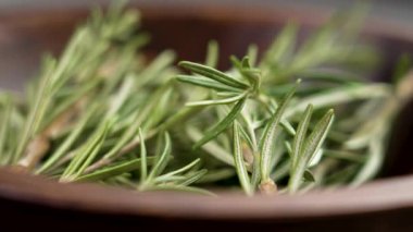 Tahta kasede yeşil yapraklı taze biberiye. Doğal baharat. Sağlıklı aromatik çeşni. Makro. Döndürme