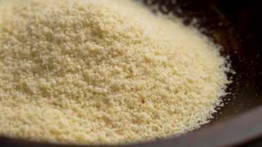 Tahta kırsal kasede badem unu. Glütensiz vegan pişirme malzemesi. Makro atış. Döndürme