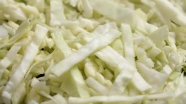Parçalanmış lahana ve taze yaprak. Lahana salatası malzemesi yakından geliyor. Döndürme