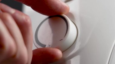 Ev yapımı elektrikli yağ ısıtıcısının radyatör termostatını çevirmesi ısıyı artırıyor.