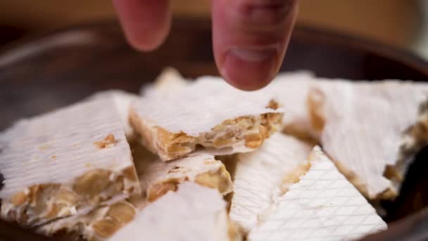 Ruka Vezme Kus Typického Španělského Mandlového Turronu Evropský Lahodný Ořechový — Stock video