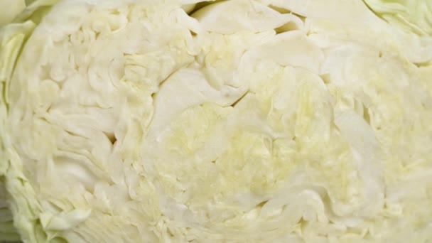 Ein Halber Schnitt Frischen Weißkohls Nahaufnahme Rotation — Stockvideo