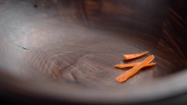 生鲜的有机碎胡萝卜掉进一个木制的乡村碗里 — 图库视频影像