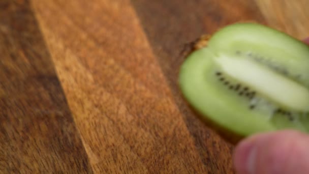 Mitad Kiwi Verde Fresco Colocado Una Tabla Cortar Cocina Primer — Vídeos de Stock