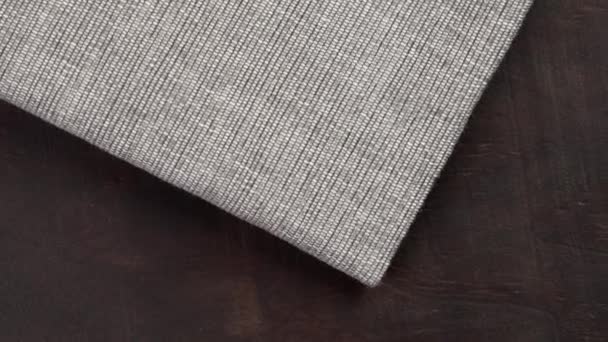Gefaltete Grobe Textur Aus Grau Verfärbtem Textil Auf Einem Rustikalen — Stockvideo