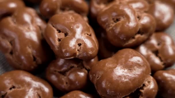 Chocolate Esmaltado Nuez Caramelo Con Nueces Secas Cerca Rotación — Vídeo de stock
