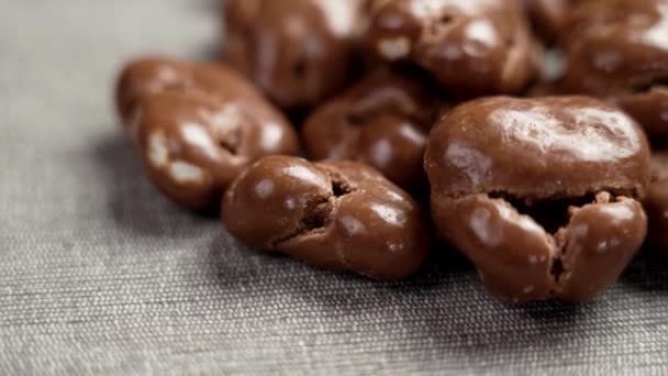 Nuez Cubierta Chocolate Deliciosos Caramelos Nuez Regalo Cerca Rotación — Vídeo de stock