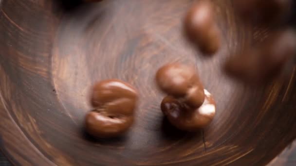 Csokis Dió Finom Tápláló Diócukorka Esik Egy Forgó Fából Készült — Stock videók