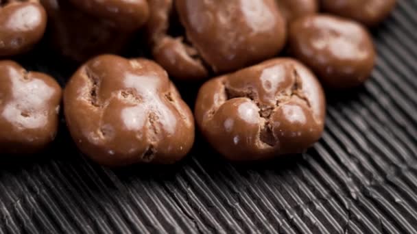 Nuez Cubierta Chocolate Nuez Nutritiva Dragee Sobre Papel Ondulado Negro — Vídeos de Stock
