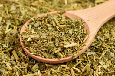 Yatıştırıcı çay için kurutulmuş Passiflora otları. Tutku çiçeği organik kuru yapraklar tahta kaşıkta