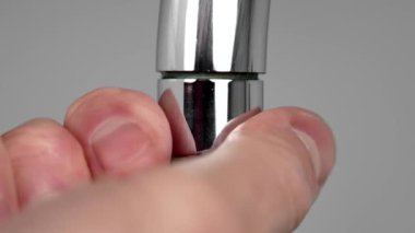 Temizlik ve yenileme için krom mutfak musluğu onarımı