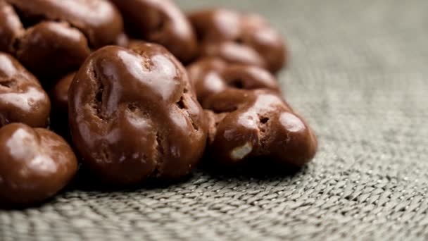 グレーズドチョコレートナッツキャンディー ウォルナットを全部 引っ張る ローテーション — ストック動画