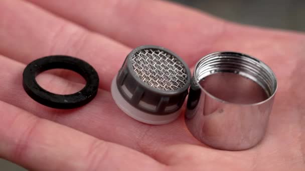 厨房水龙头的零配件 修理工手拿着橡胶密封圈的金属水龙头曝气器 — 图库视频影像