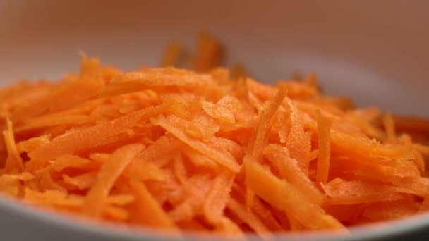 厨房碗里的生有机切碎的胡萝卜关门了 烤健康蔬菜配料 — 图库视频影像