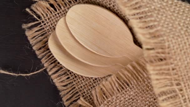 Drewniane Łyżki Wykonane Bambusa Ekologiczny Materiał Rustykalnym Worek Tkaniny Brązowym — Wideo stockowe