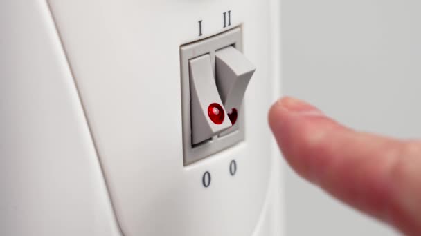 Apagando Calentador Eléctrico Interior Haciendo Clic Interruptor Hacia Abajo Cerca — Vídeo de stock