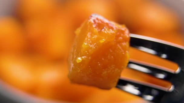 Çatalda Pişmiş Balkabağı Dilimi Kızarmış Tereyağlı Kabak Sağlıklı Vejetaryen Yemeği — Stok video