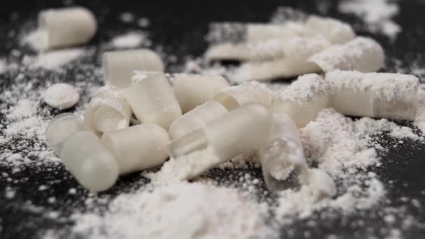 Cápsulas Farmacéuticas Abiertas Con Polvo Blanco Dispersas Sobre Una Superficie — Vídeo de stock