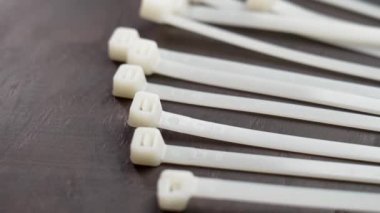 Ahşap bir arka planda kullanılmamış naylon kablo yığını. Sanayi aracı kavramı