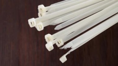 Plastik kablo bağı. Kahverengi arka planda naylon fermuar bağlayıcılar.