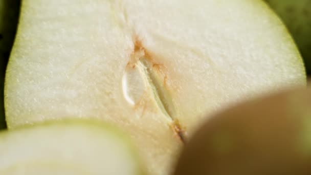 Saftige Birne Reife Früchte Scheiben Schneiden Natürliche Biolebensmittel Rotation Makroaufnahme — Stockvideo