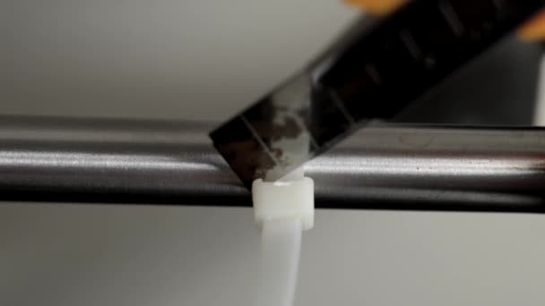 Nşaat Bıçağıyla Sıkılaştırılmış Plastik Kablo Bağlarını Kesmek — Stok video