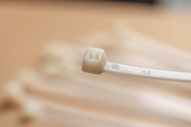 Plastik kablo bağı. Naylon fermuar bağlayıcılar kapalı.