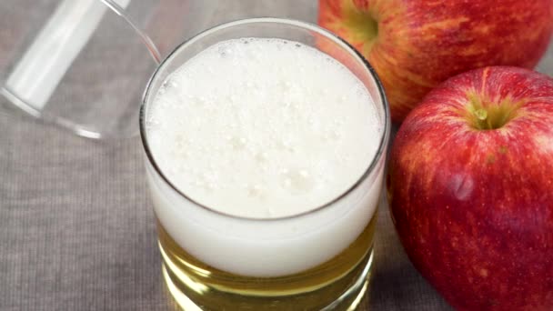 수분이 사과와 테이블에 유리에 사이다를 클로즈업 전형적인 스페인 알코올 — 비디오