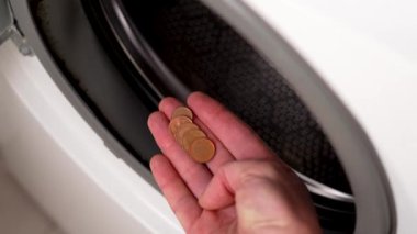 Çamaşır makinesinden alınan bozuk paraları el temizliği için ceplerine bırakmışlar.