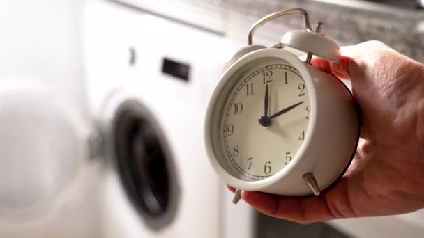 Relógio Despertador Mão Máquina Lavar Roupa Fundo Fechar Conceito Economia — Vídeo de Stock