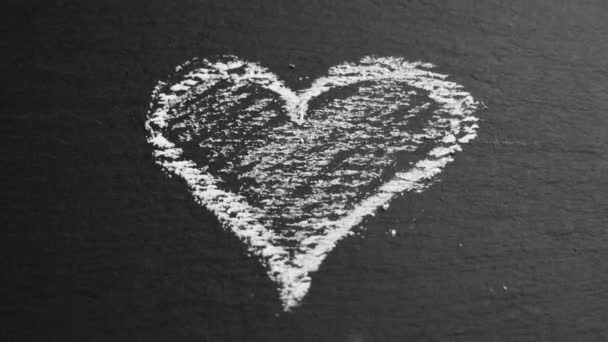 Corazón Dibujado Con Tiza Blanca Sobre Una Piedra Negra Cerca — Vídeos de Stock