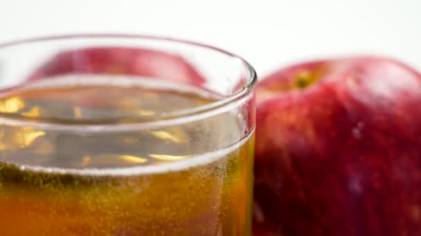 사과와 테이블에 스페인어 사과와 마시는 유리에 클로즈업 — 비디오