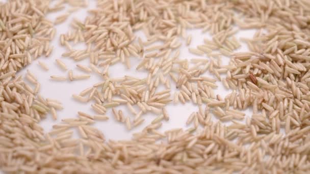 Surová Rýže Basmati Padající Bílý Keramický Povrch Zpomaleném Filmu Zdravé — Stock video