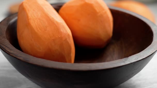 厨师手把新鲜的剥皮红薯放在木制厨房碗里 — 图库视频影像