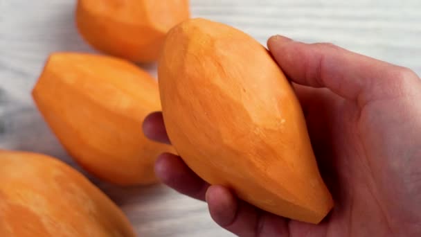 Cartoful Dulce Decojit Mână Rădăcină Proaspătă Legume Aproape Ingrediente Vegetale — Videoclip de stoc