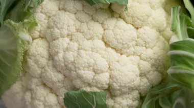 Yeşil yapraklı taze karnabahar başlığı. Çiğ sebze diyeti malzemeleri kapanıyor. Üst Manzara. Döndürme